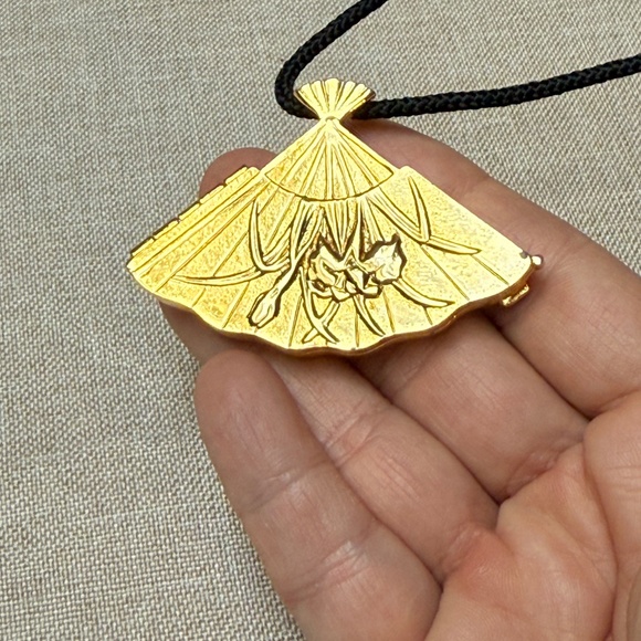 Elegant Gold Fan Pendant Necklace - Picture 8 of 11